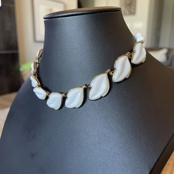 Vintage Crown Trifari White Milk Glass Leaf Motif Choker 15 Necklace Signed